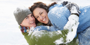 Mann und Frau umarmen sich im Schnee