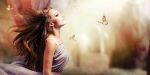 Frau mit langen Haaren und Schmetterlingen