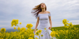 Frau mit wehendem Haar in Blumenwiese