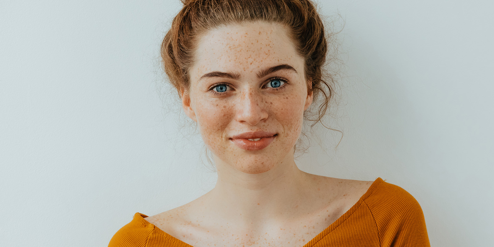 Frau mit roten Haaren und Sommersprossen