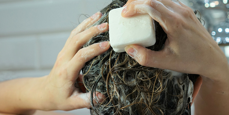 Macht häufige Haarwäsche die Haare fettiger? ... schon gewusst?