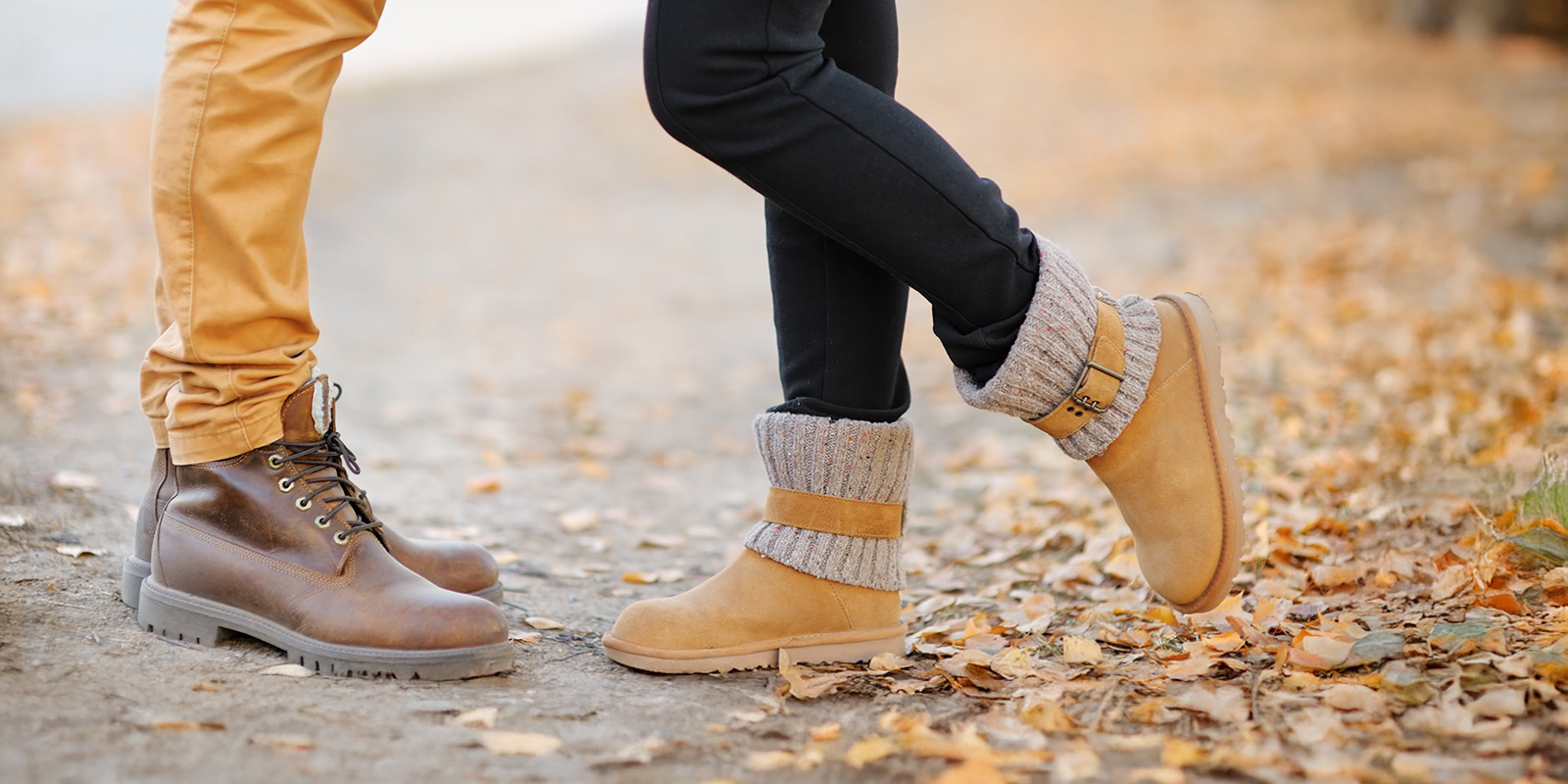 Zwei Personen stehen sich gegenüber und man sieht nur Ihre Herbst- bzw. Winterschuhe.