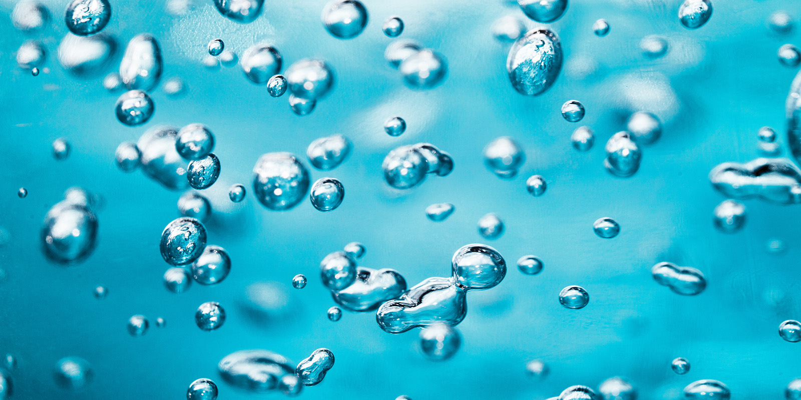 Luftblasen in blauem Gel.