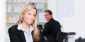 Frau und Mann in Büro