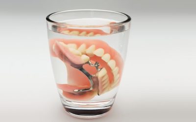 Künstlicher Zahn – Bakterienbesiedlung der „Dritten“ vermeiden ... schon gewusst?